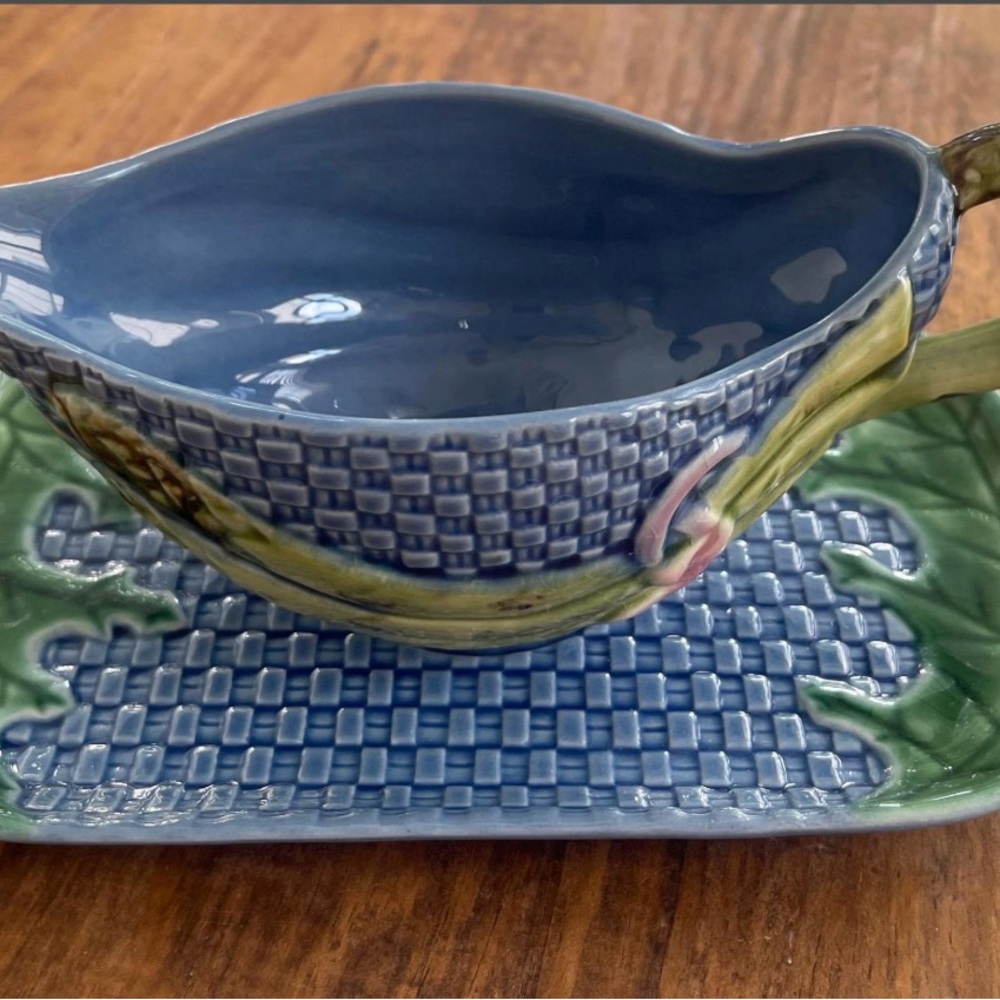 Bordallo Pinheiro Ceramic Serving Set with Basketweave Pattern and Green Leaf